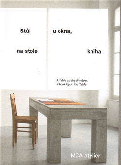 St�l u okna, na stole kniha