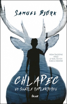 Chlapec vo svetle reflektorov