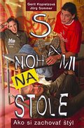 S nohami na stole SK