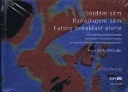 Sn�d�m s�m/ Ra�ajkujem s�m/ Eating breakfast alone